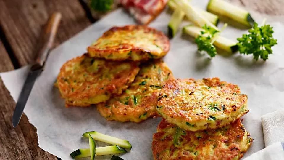 Placki z cukinii: Proste triki, które zaskoczą każdego kucharza