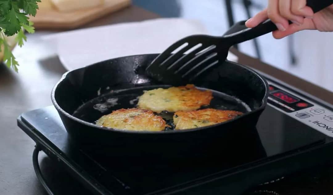 Dlaczego placki ziemniaczane przywierają do patelni? Sprawdzone sposoby na idealne smażenie