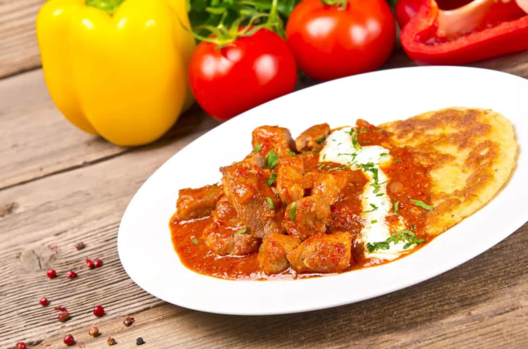 Pyszny gulasz do placków ziemniaczanych. Prosty przepis na idealny sos