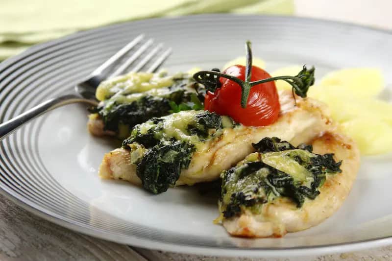 Pierś z kurczaka ze szpinakiem i fetą: Zdrowy obiad