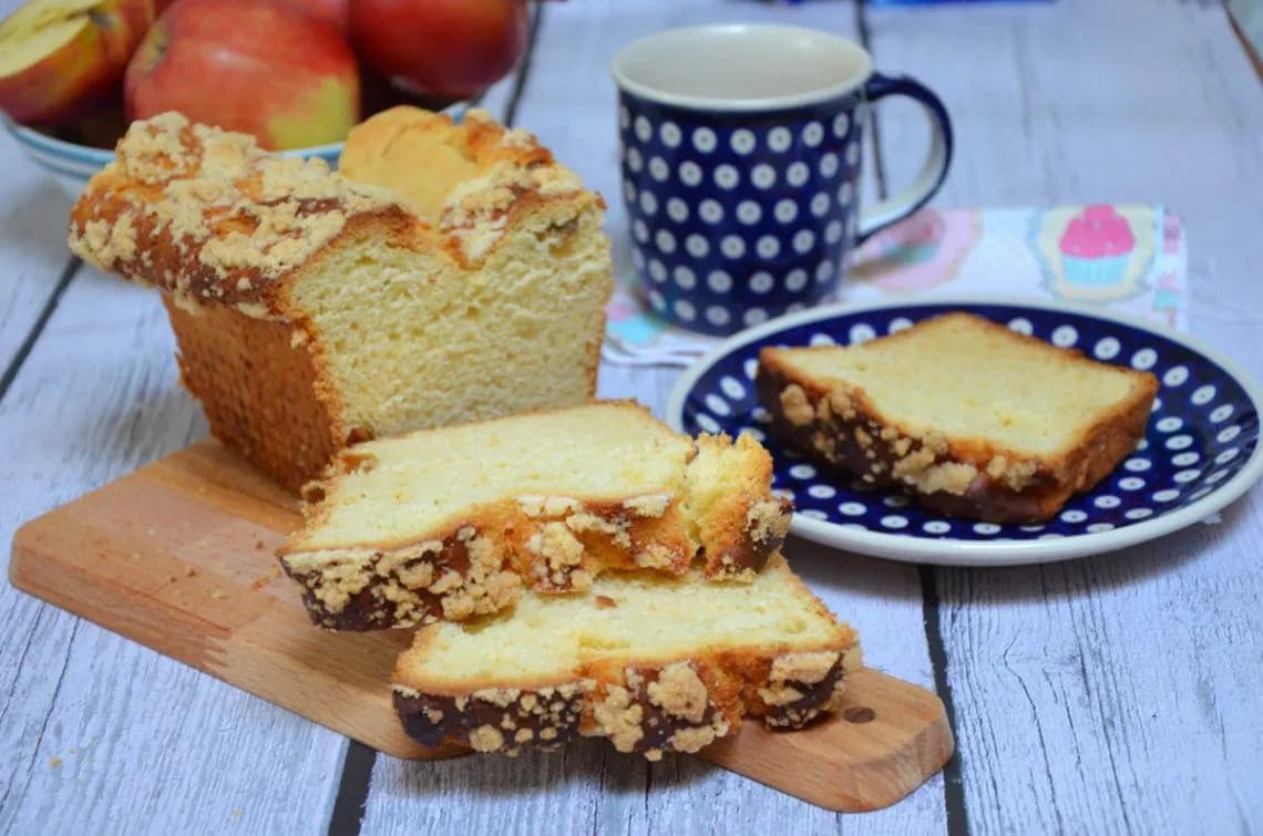 Placek drożdżowy z kruszonką jak u babci: magiczny przepis prosto z dzieciństwa