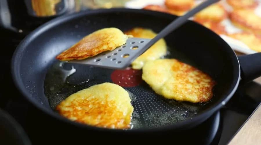 Na jakim ogniu smażyć placki ziemniaczane? Sekrety idealne